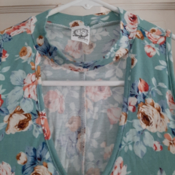 Cold shoulder floral top, size small - Picture 2 of 3